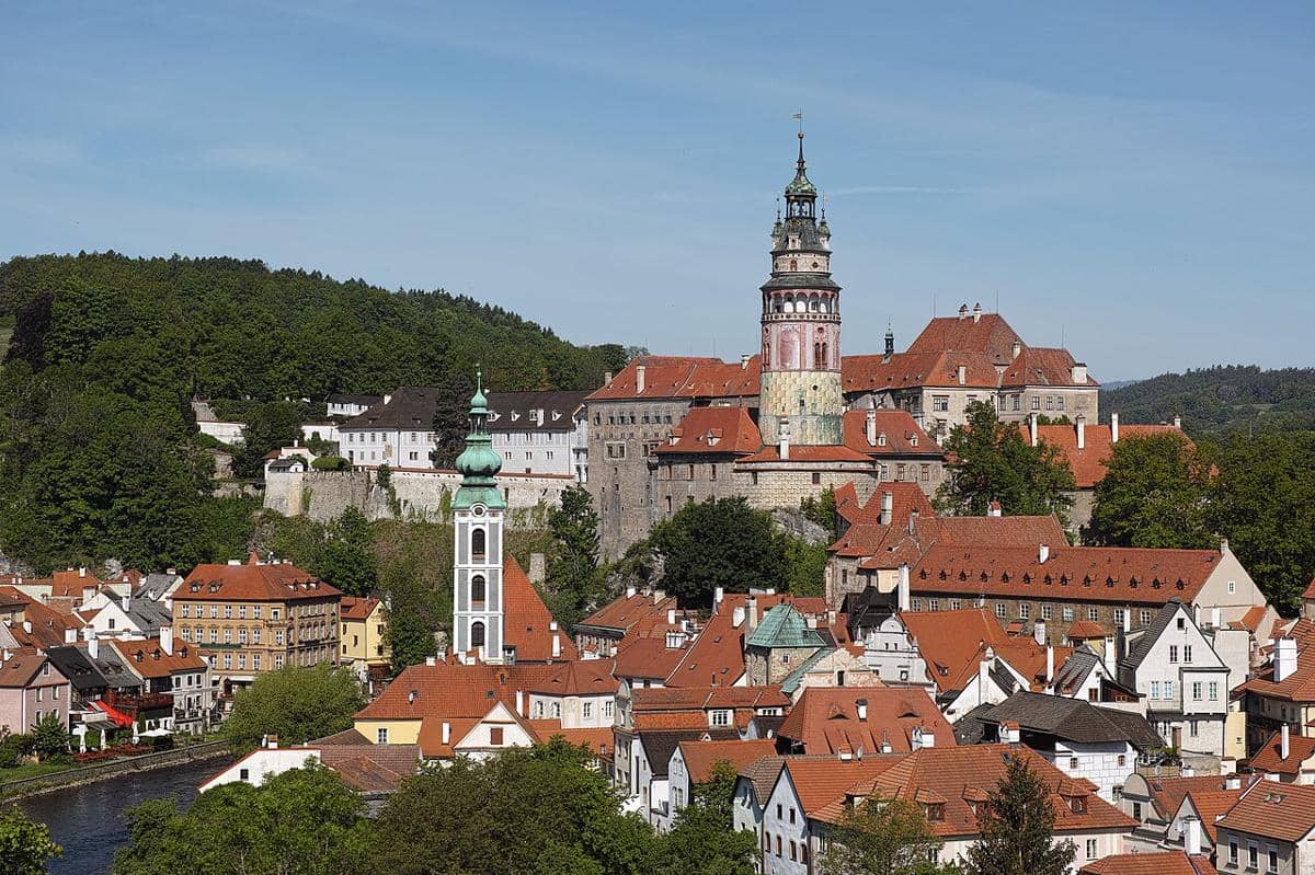 Pemandangan Český Krumlov, kota bersejarah yang terletak di Wilayah Bohemia Selatan, Republik Ceko, yang menampilkan kompleks Kastel Český Krumlov dan Sungai Vltava.