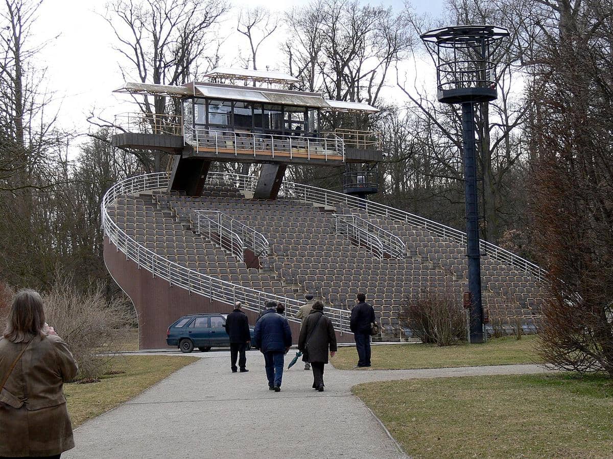 Auditorium Berputar di Český Krumlov, sebuah teater luar ruangan unik yang terletak di taman Barok di Kastel Český Krumlov.