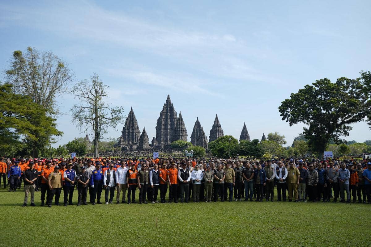 Apel Kesiapsiagaan dan Gelar Peralatan di Lapangan Garuda Taman Wisata Candi (TWC) Prambanan, Sabtu (23/5/2026). (IDN Times/Herlambang Jati Kusumo)