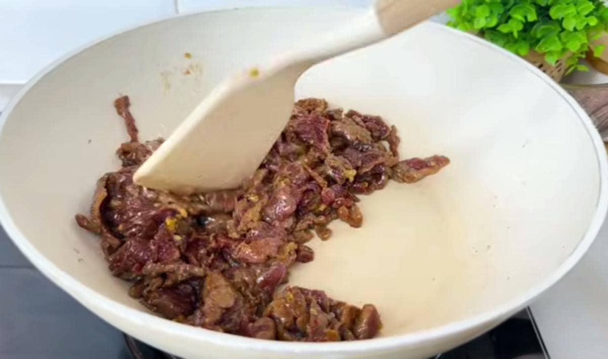 ilustrasi menumis daging sapi