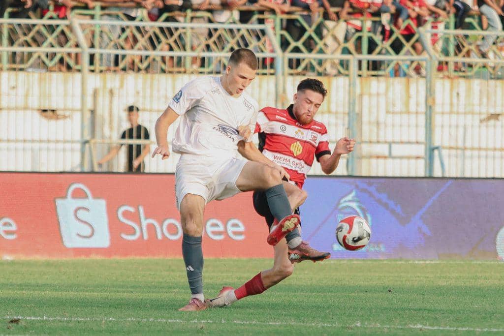 Madura United versus PSM Makassar di musim 2025/2026.