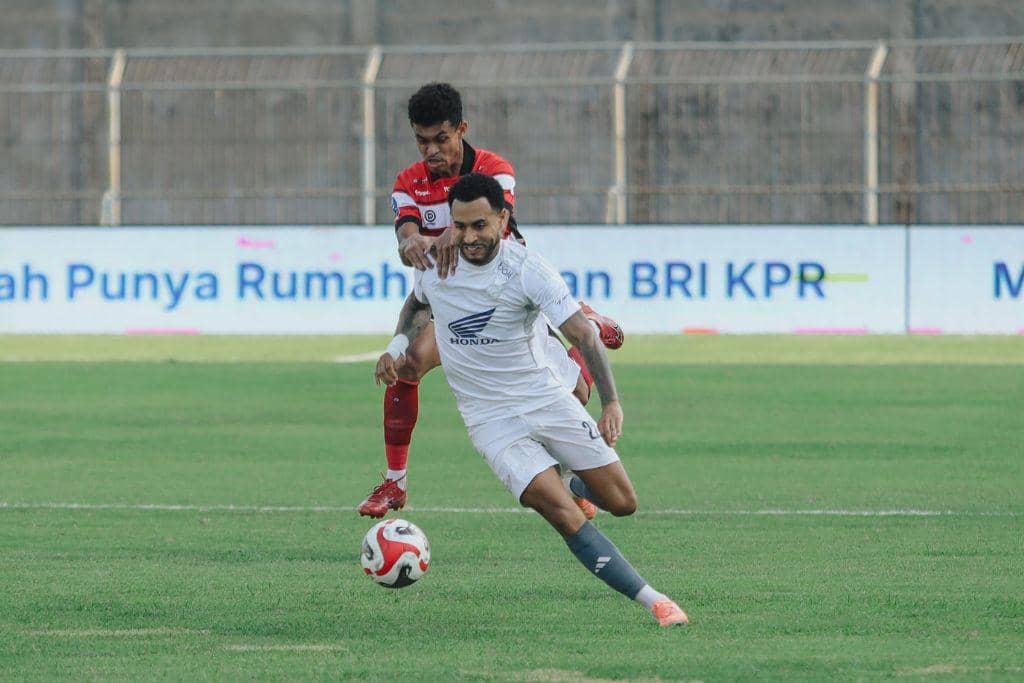 Madura United versus PSM Makassar di musim 2025/2026.