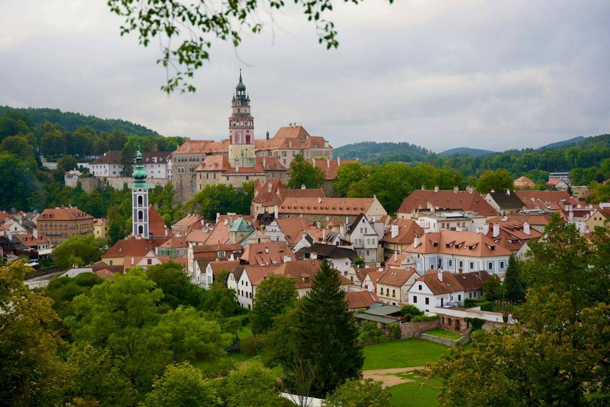 Pemandangan Český Krumlov, kota bersejarah yang terletak di Wilayah Bohemia Selatan, Republik Ceko, yang menampilkan kompleks Kastel Český Krumlov dan Sungai Vltava.