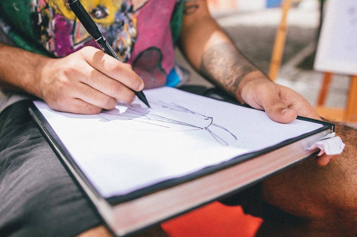 ilustrasi seseorang sedang menggambar