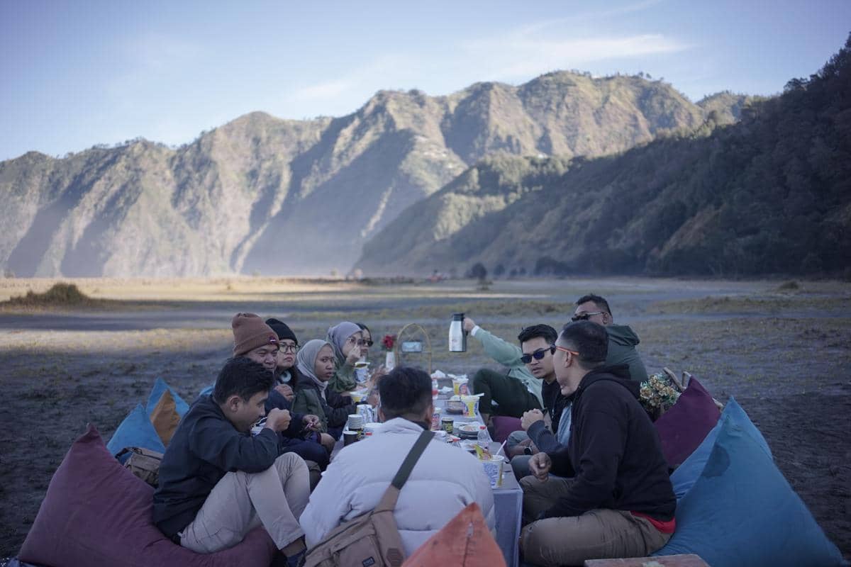Ilustrasi menikmati piknik estetik bersama sahabat di tengah kemegahan alam Bromo (pexels.com/M Sayyidi)