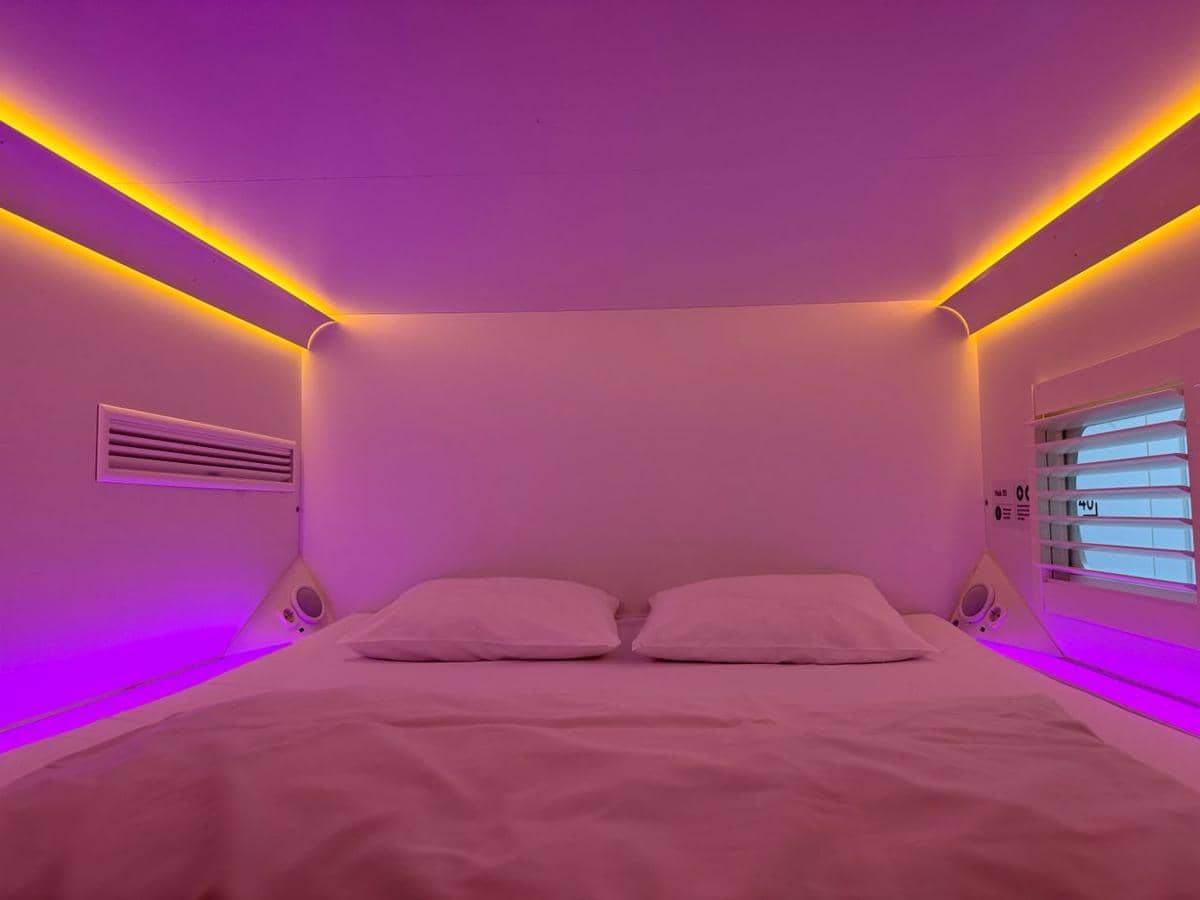 ilustrasi capsule hotel 