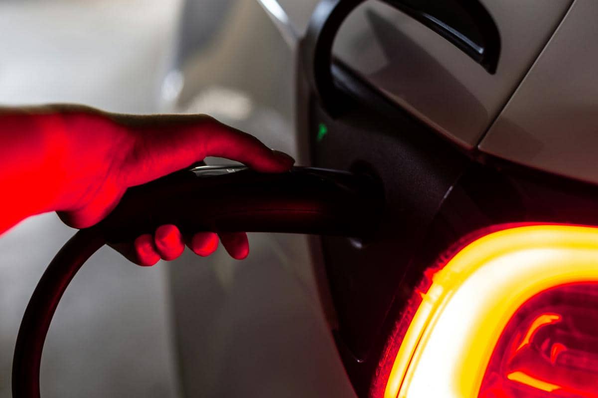 Proses pengecasan mobil listrik