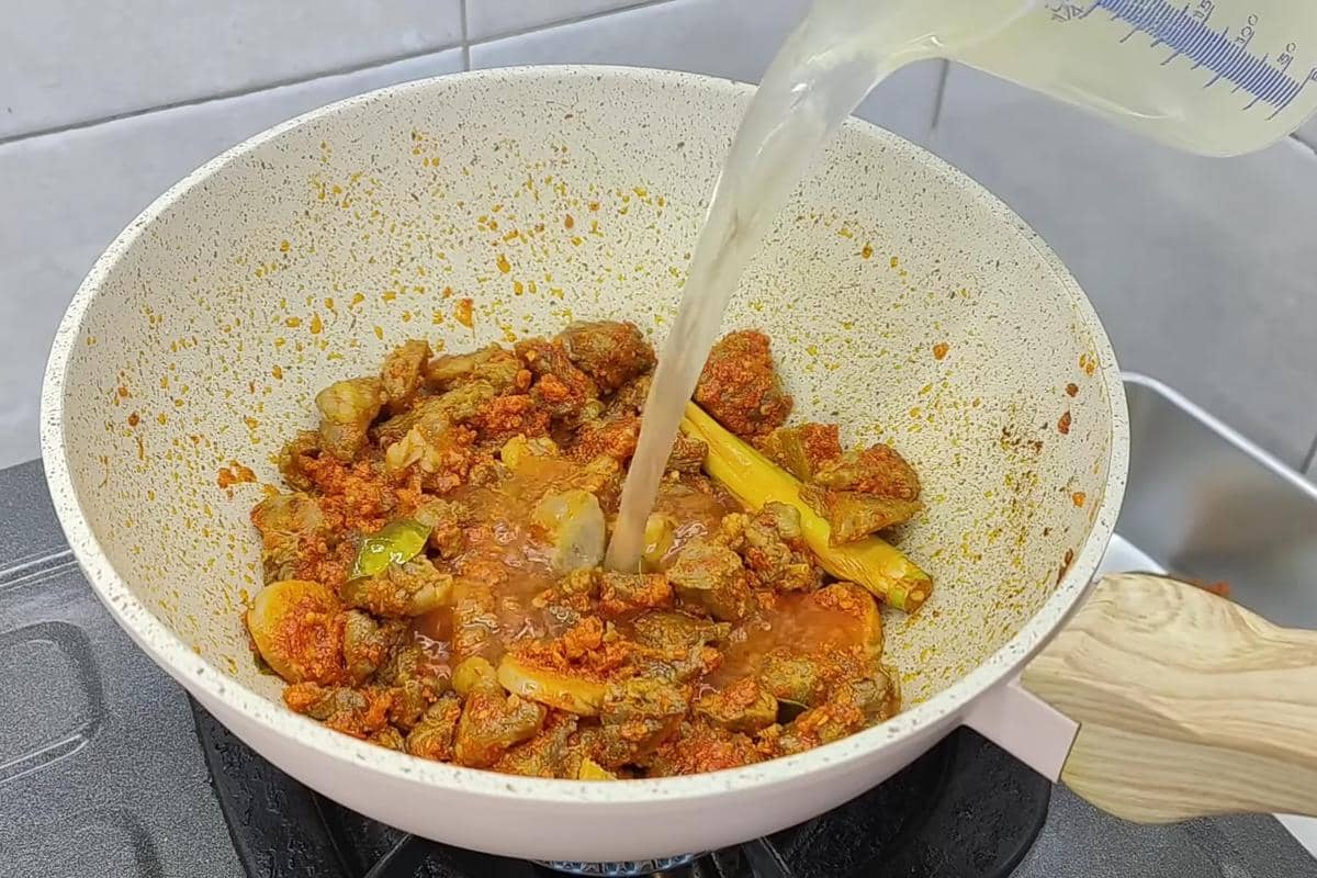 ilustrasi memasak rica-rica daging sapi