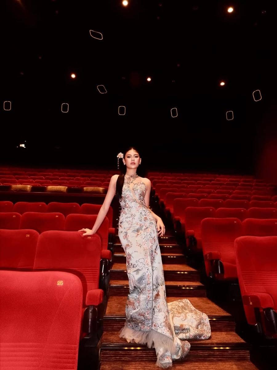 potret Karina Moudy di Gala Premiere Sekawan Limo 2