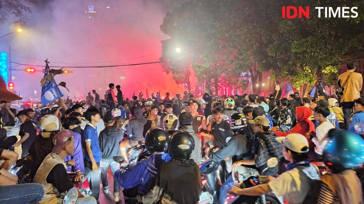 Personel Gabungan Kawal Perayaan Kemenangan Persib di Tugu Kujang Bogor