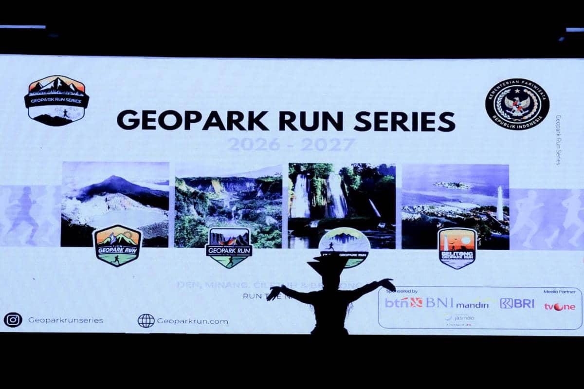 Layar presentasi menampilkan logo dan destinasi Geopark Run Series 2026-2027 dengan siluet penari di depan panggung.