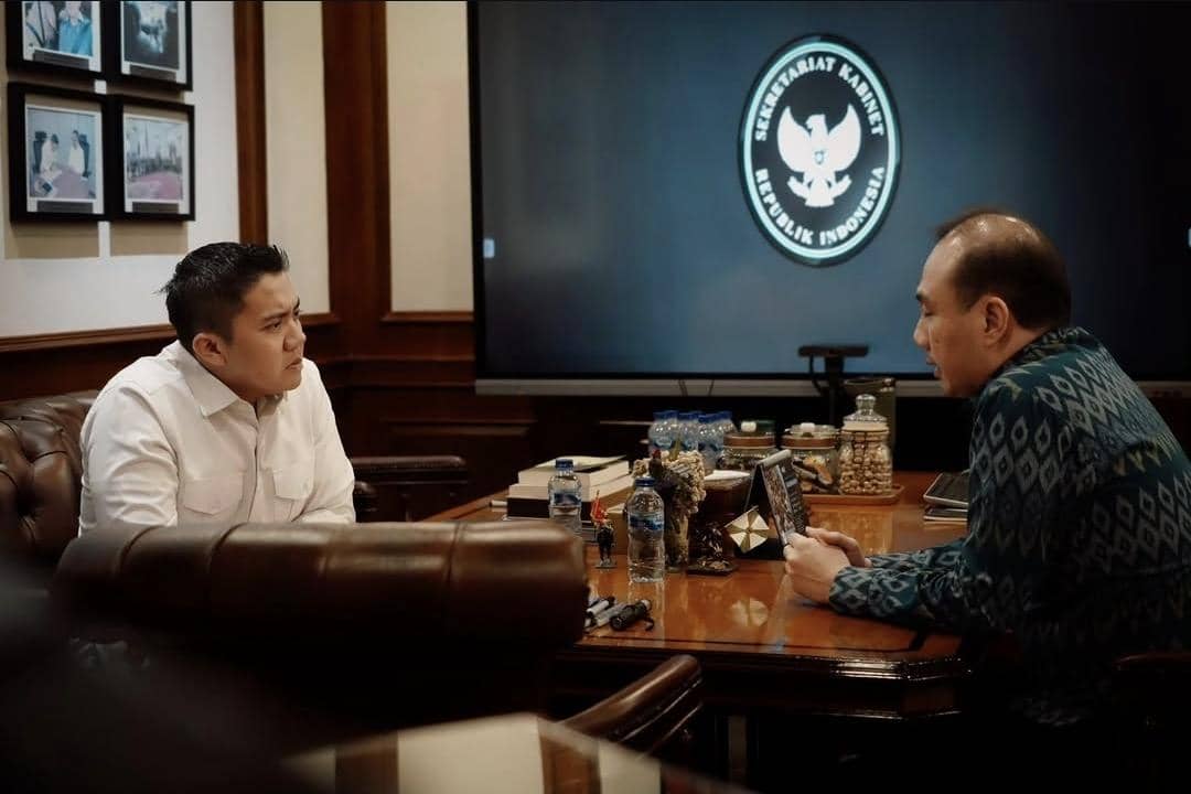 Seskab Teddy Terima CEO GoTo, Bahas Kebijakan Prabowo soal Ojol