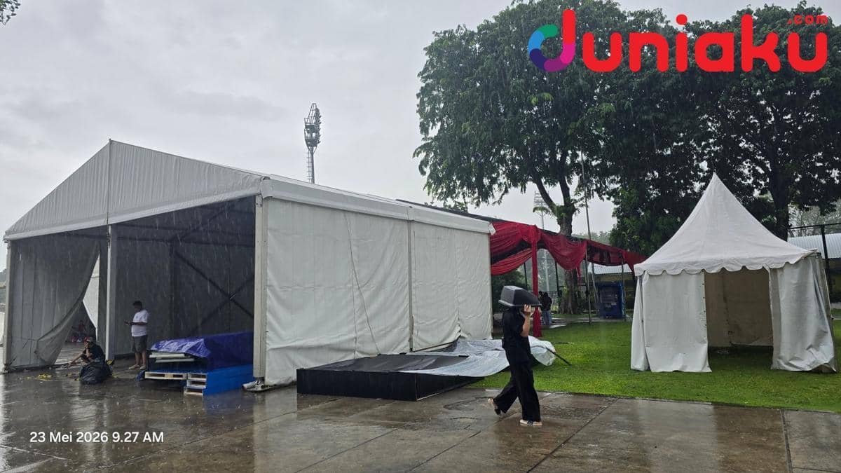 Tenda putih besar dan kecil di Lapangan Banteng Jakarta saat hujan setelah acara Djakarta Ennichi dibatalkan.