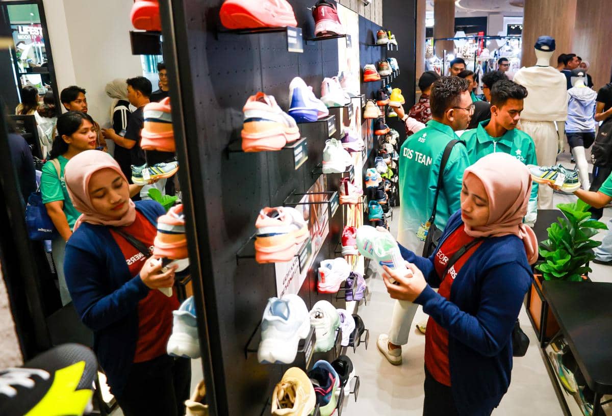 Photo 7_Diadora Hadirkan Mono Store Pertama di Living World Grand Wisata.jpg