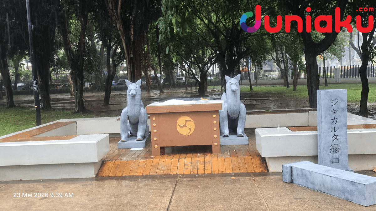 Shrine bergaya Jepang dengan dua patung rubah batu di Lapangan Banteng Jakarta setelah pembatalan acara Djakarta Ennichi.