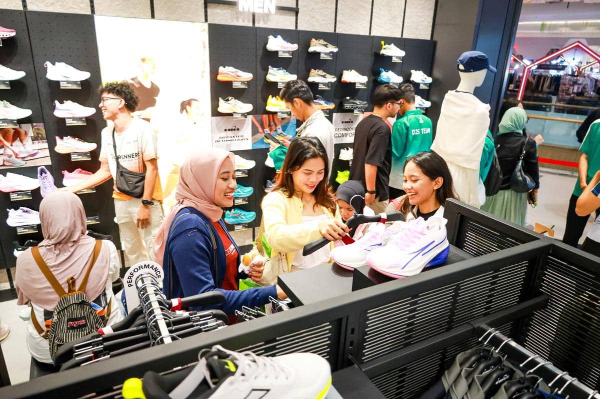 Photo 3_Diadora Hadirkan Mono Store Pertama di Living World Grand Wisata.jpg