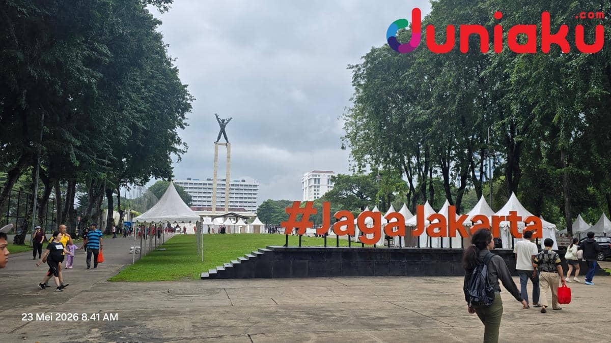 Suasana Lapangan Banteng Jakarta dengan tulisan #JagaJakarta dan tenda putih setelah acara Djakarta Ennichi dibatalkan.