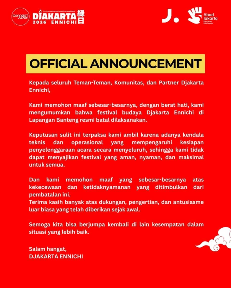 Pengumuman resmi pembatalan festival budaya Djakarta Ennichi 2026 di Lapangan Banteng dengan latar merah dan teks permintaan maaf.
