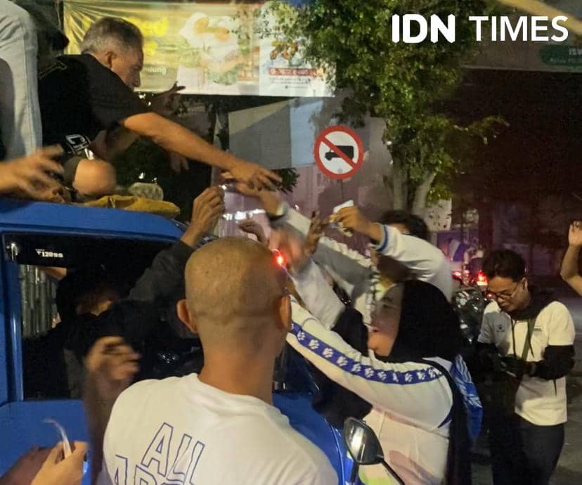 Viral! Bobotoh Bagi-bagi Uang Saat Konvoi Juara Persib