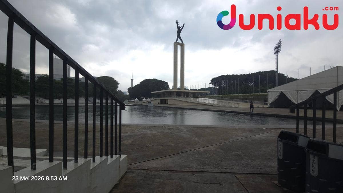 Pemandangan Lapangan Banteng Jakarta dengan monumen Pembebasan Irian Barat di bawah langit mendung setelah acara Djakarta Ennichi batal.