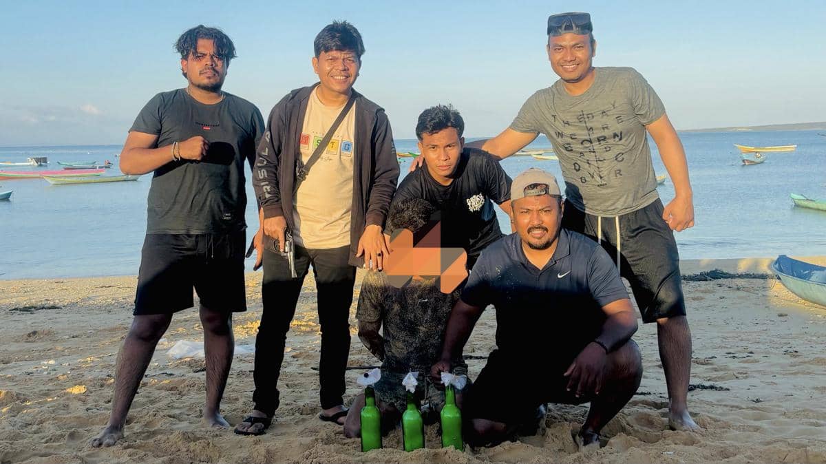 Beberapa pria berdiri di tepi pantai Semau, Kupang, bersama barang bukti botol hijau terkait kasus bom ikan yang ditangani Ditpolairud Polda NTT.
