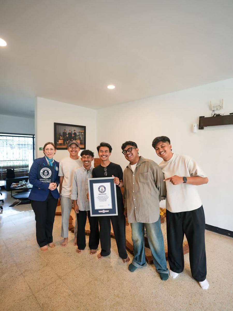 Beberapa anggota Pandawara Group berpose bersama perwakilan Guinness World Records sambil memegang sertifikat penghargaan di dalam ruangan.