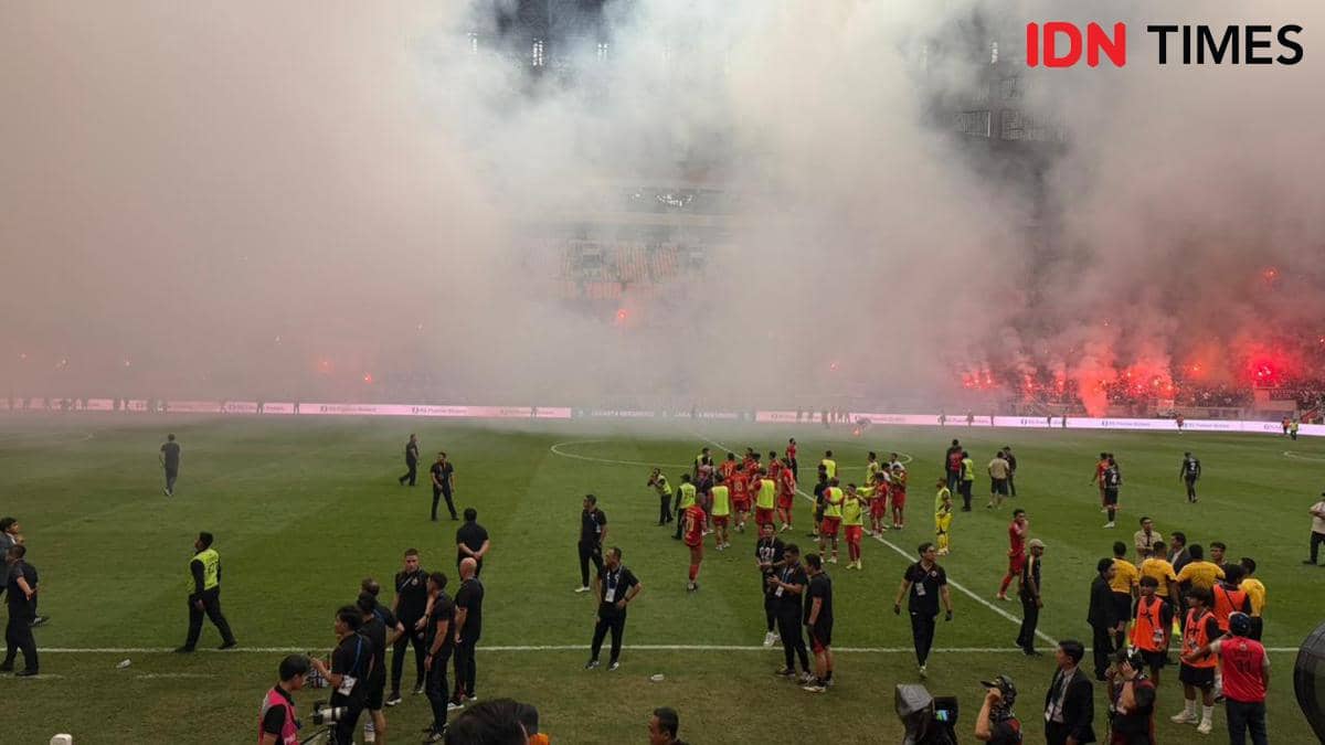 Flare Menyala, Laga Persija vs Semen Padang Dihentikan Sementara