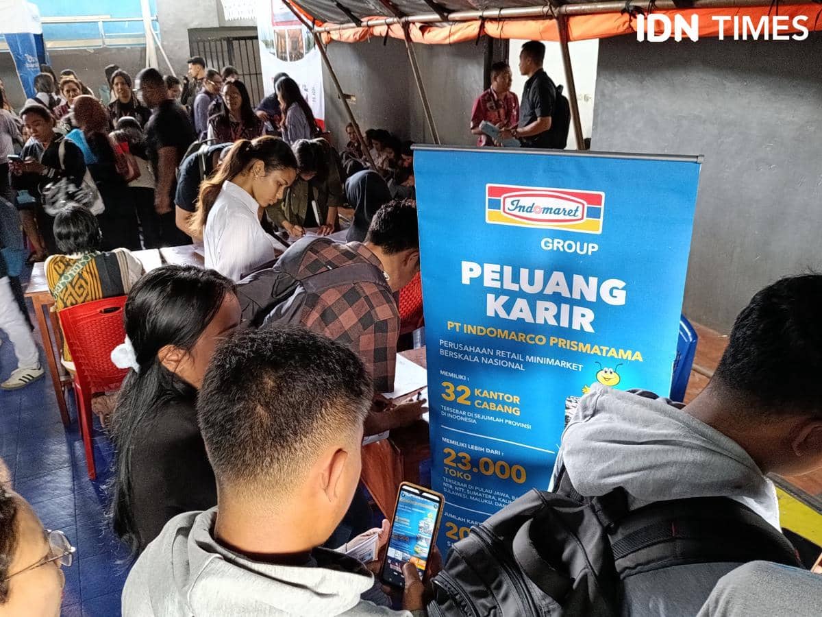 Sejumlah pencari kerja mengantre dan mengisi formulir di stan rekrutmen Indomaret pada Job Fair NTT 2026 di Kupang.