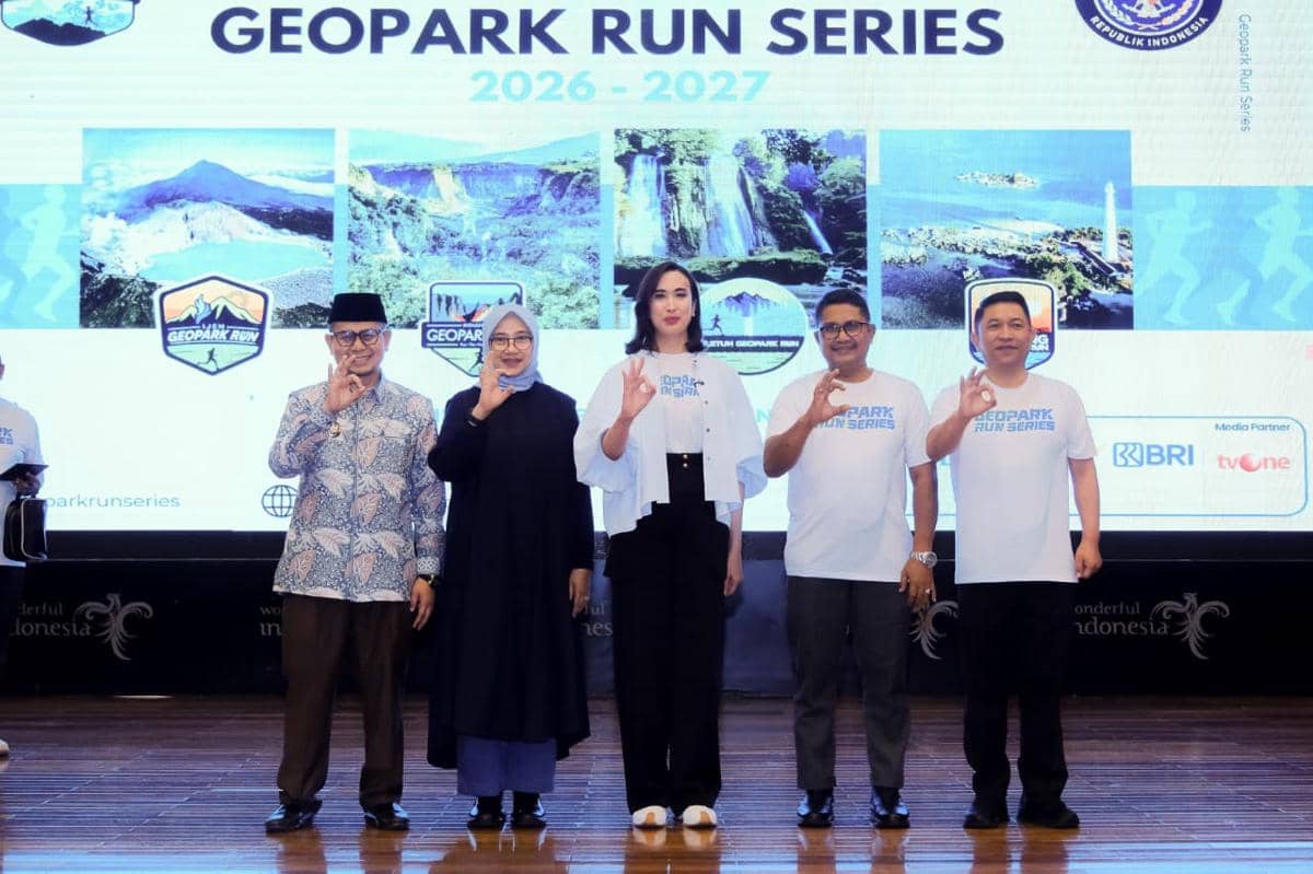 Lima orang berpose di atas panggung dalam peluncuran Geopark Run Series 2026-2027 dengan latar layar besar bertema wisata alam Indonesia.