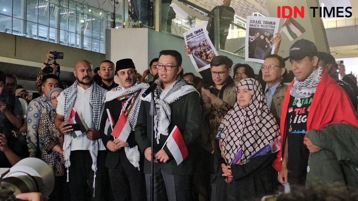 Menteri Luar Negeri Sugiono menyambut 9 WNI aktivis Global Sumud Flotilla