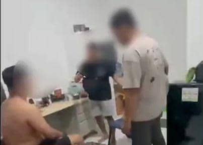 Petugas kepolisian menangkap seorang pria di dalam ruangan yang diduga terlibat dalam jaringan peredaran narkotika internasional.