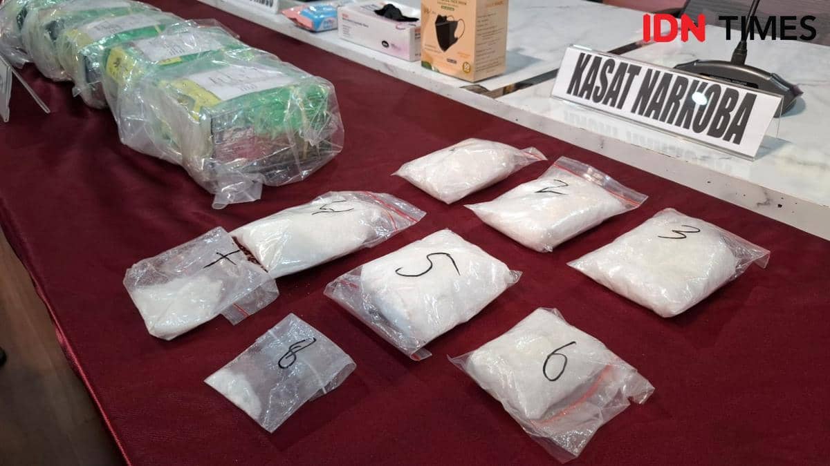 Beberapa bungkus sabu seberat total 6 kilogram yang dibungkus plastik bening ditampilkan di meja Mapolrestabes Makassar.