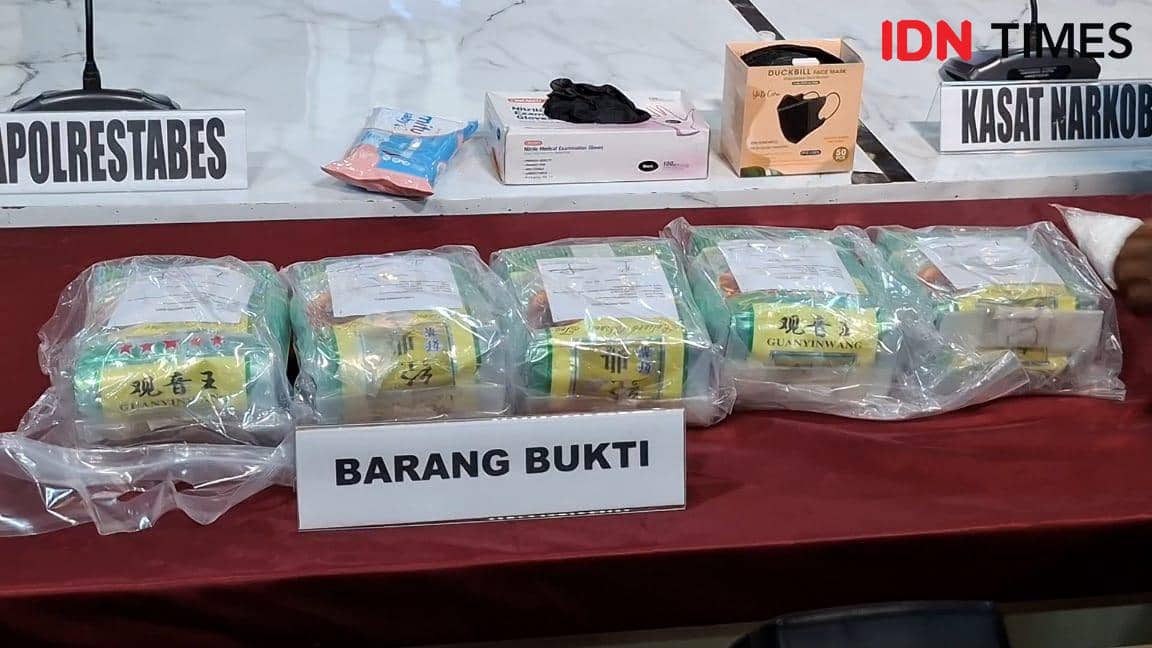 Enam paket sabu seberat 6 kilogram dibungkus plastik bening dan dipajang sebagai barang bukti di Mapolrestabes Makassar.