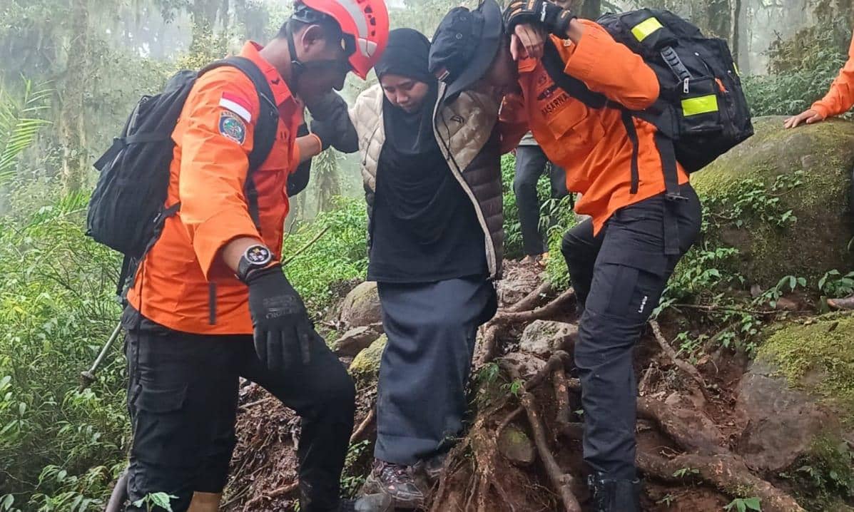 Dua Pendaki Gunung Bulubaria Gowa Dievakuasi Akibat Cedera-Sesak Napas