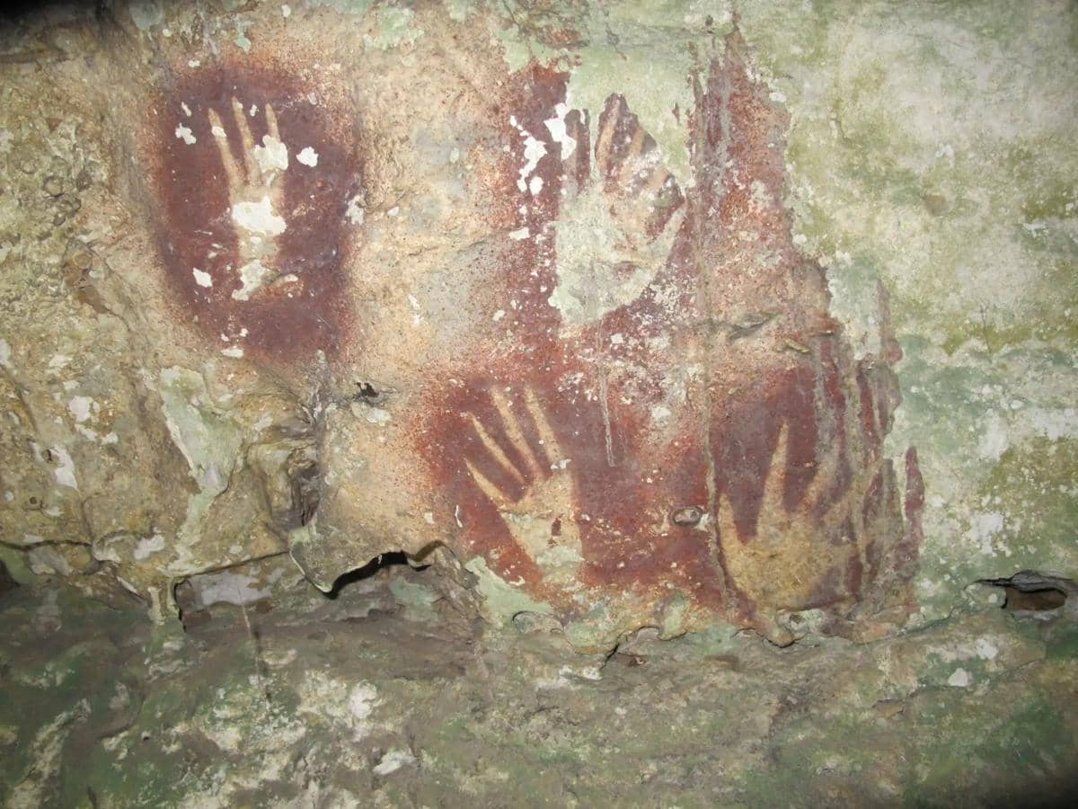 Lukisan seni cadas non-figuratif tertua di dunia yang berada di Leang Metanduno, Pulau Muna, Sulawesi Tenggara.