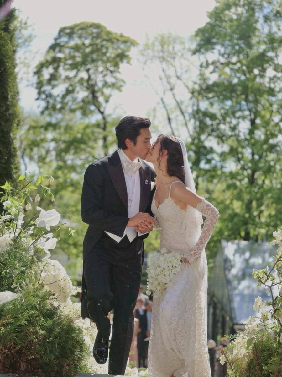 potret pernikahan Nadech Kugimiya dan Urassaya Sperbund 