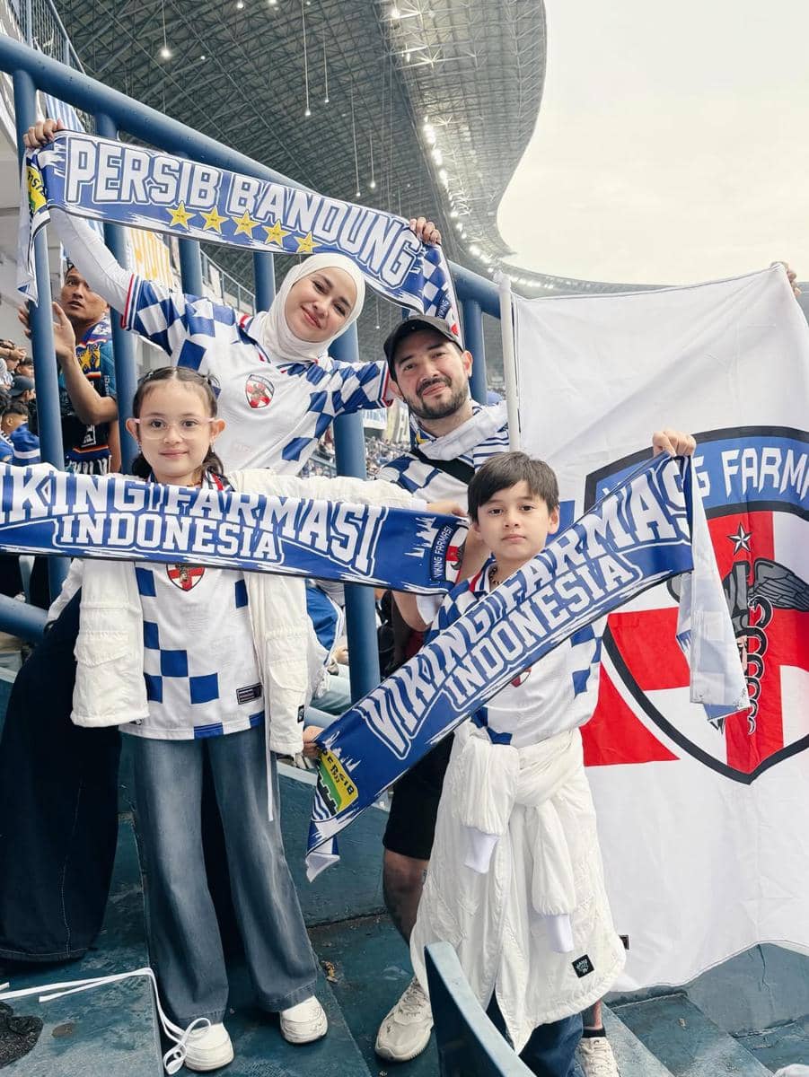 Aryani Fitriana Ultah di Tribun saat Nonton Persib (instagram.com/aryanifitriana24)