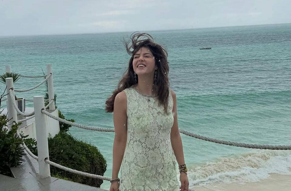9 Potret Mehreen Pirzada Liburan Sekaligus Bulan Madu di Tanzania