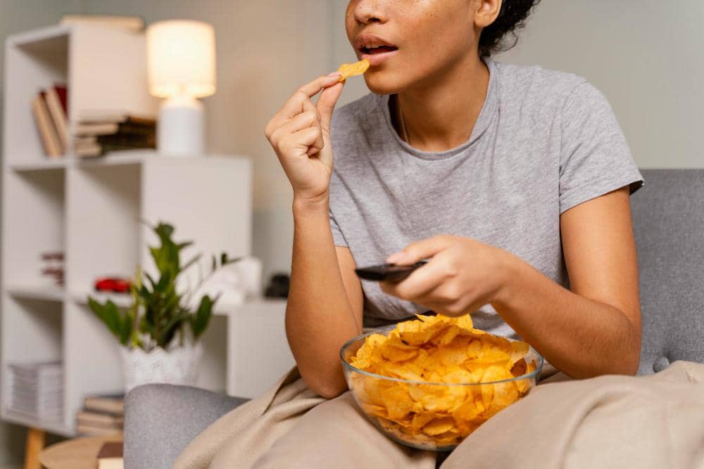 ilustrasi memakan chips