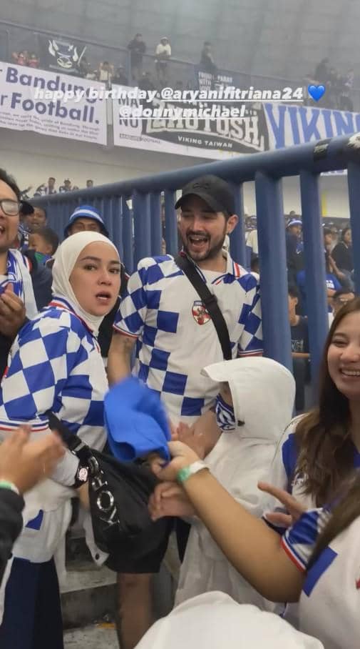 Aryani Fitriana Ultah di Tribun saat Nonton Persib (instagram.com/aryanifitriana24)