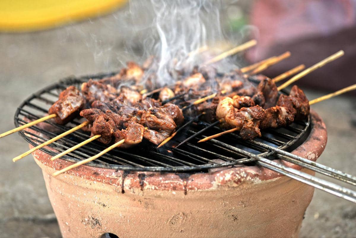 ilustrasi membakar sate kambing
