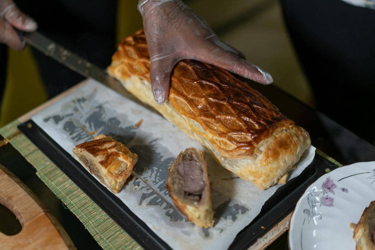 ilustrasi memotong beef wellington
