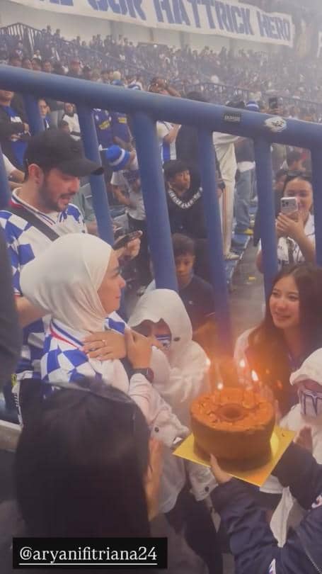 Aryani Fitriana Ultah di Tribun saat Nonton Persib (instagram.com/aryanifitriana24)