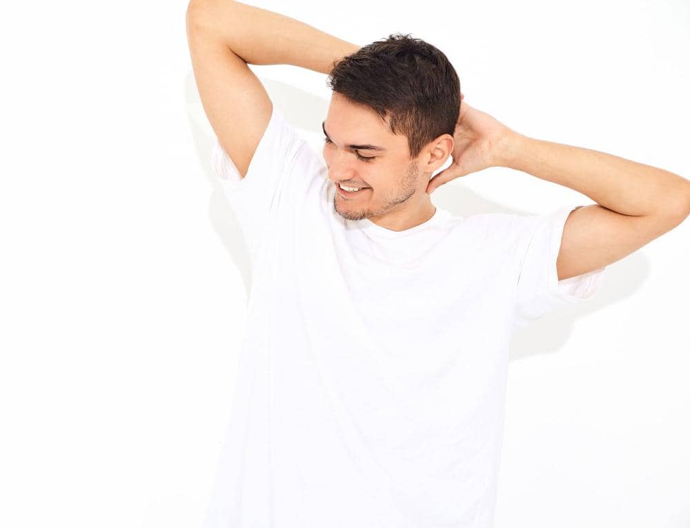 7 Kebiasaan Simpel Biar Ketiak Kaos Putih Gak Menguning, Lakukan!