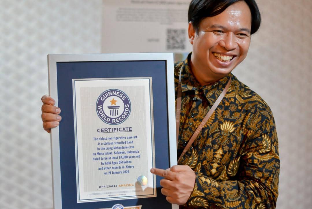 Penyerahan sertifikat Guinness World Record kepada BRIN untuk lukisan seni cadas non-figuratif tertua di dunia yang berada di Pulau Muna, Sulawesi Tenggara, pada 17 Mei 2026.