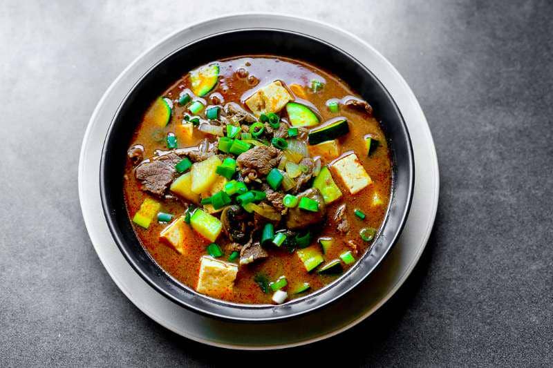 Ilustrasi Doenjang Jjigae.