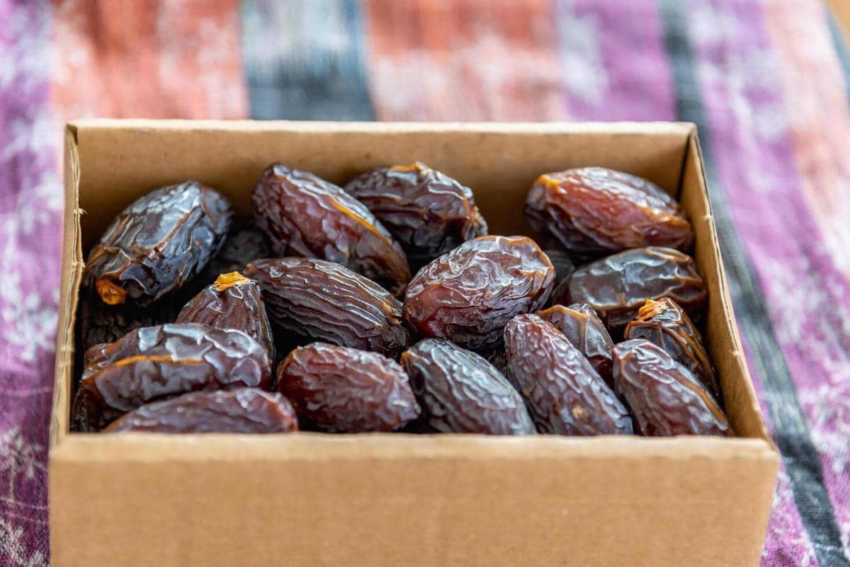 ilustrasi kurma di dalam wadah box