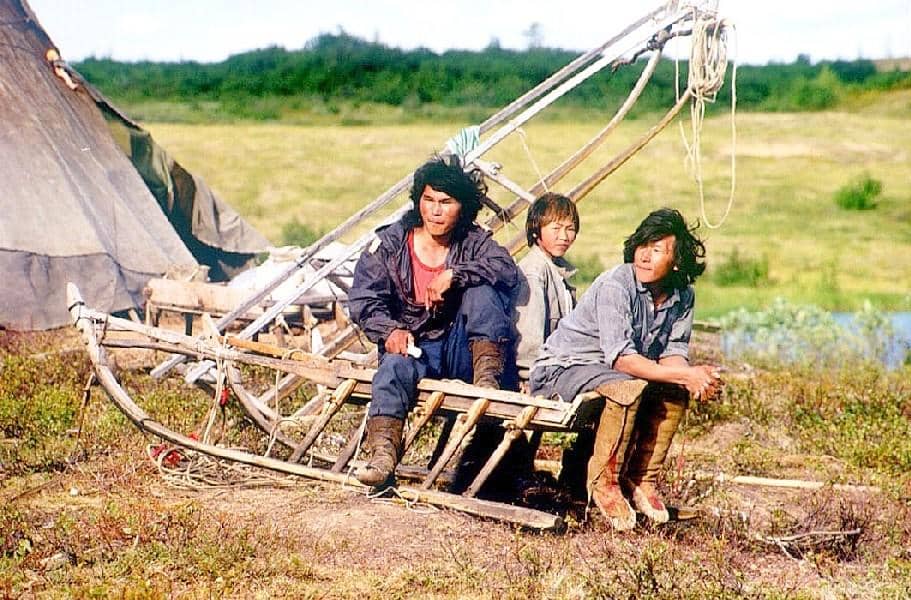 orang-orang dari suku Nenet yang difoto pada tahun 2000, di wilayah Dudinka, Rusia
