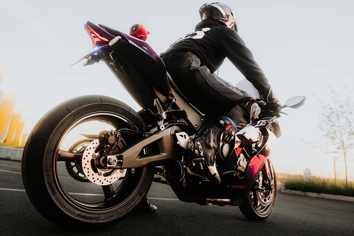 ilustrasi mengendarai motor sport