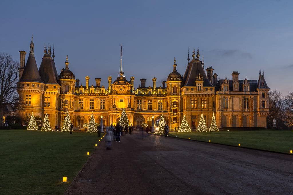 Waddesdon Manor yang diterangi untuk perayaan Natal tahunannya.